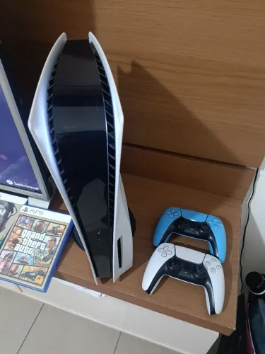 Playstation 5, com dois controles e dois jogos mídia física.