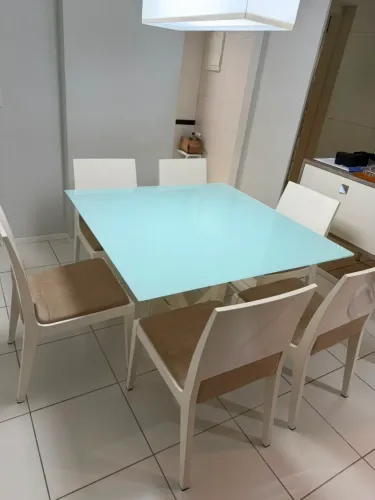 MESA DE JANTAR QUADRADA COM 6 CADEIRAS