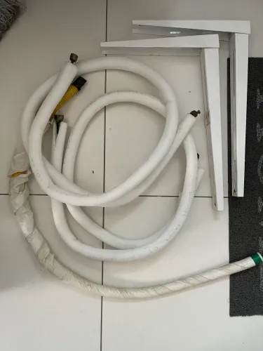 Suporte e tubulação para ar condicionado
