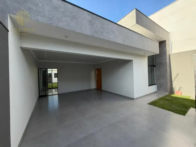 Casa em Maringá, próxima à Av. Pedro Taques, com 3 quartos, 150 m², 2 suítes e espaço para