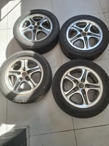 Vendo jogo de rodas com pneus aro 16 em excelente estado
