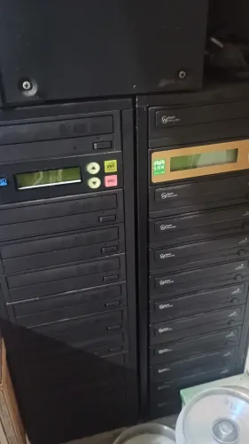 Torre de Gravação com 11 DVDS