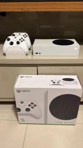 Xbox Series S + 2 Controles + Caixa
