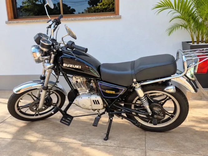 Susuki GN125 Intruder