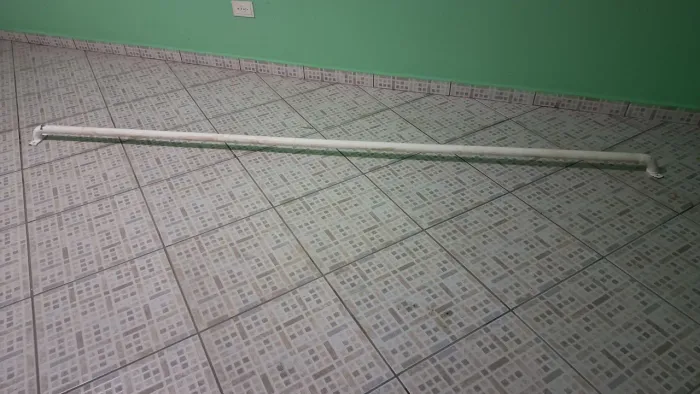 Vende se um corrimão de ferro, na cor branco medindo 2,87 de largura 