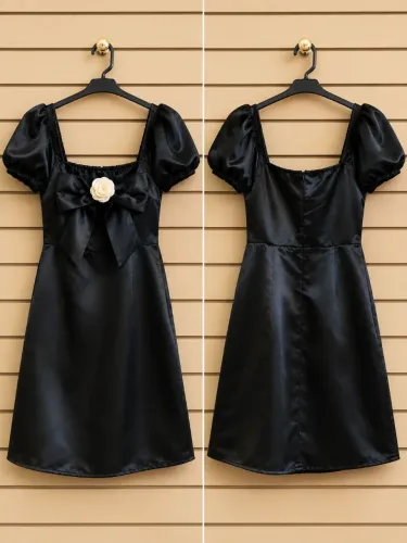 Vestido preto com laço e rosa. Curto