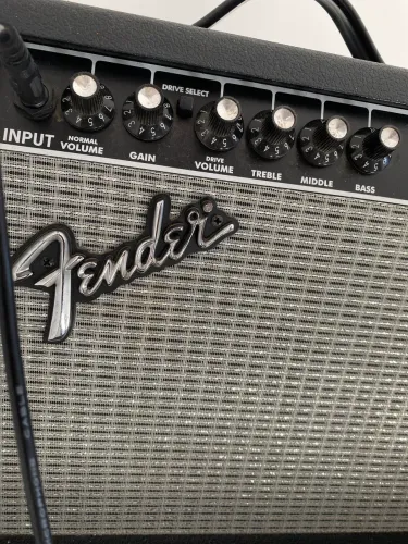 Caixa Fender 15G amplificadora