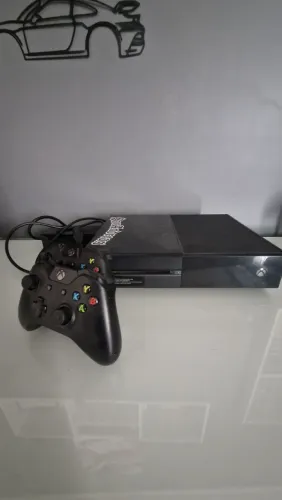 Xbox one 365gb com 2 controles originais