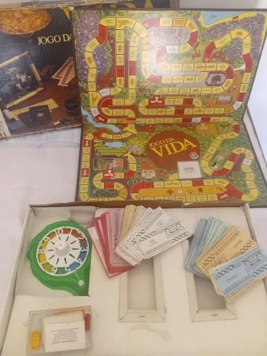 Jogo de tabuleiro "jogo da vida" edição 1989. Completo.