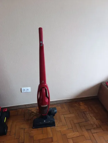 Aspirador sem fio Electrolux Ergorapido Erg36 2 em 1 cor vermelha