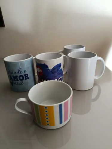 Conjunto 5 canecas variadas de porcelana.