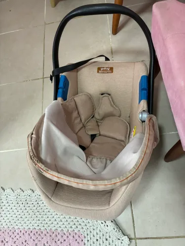 Carrinho de bebê com bebê conforto seminovo 