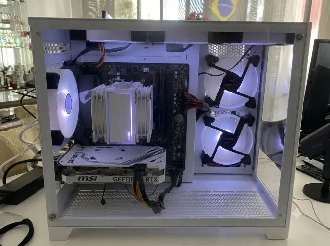 PC Gamer Ryzen 7 5700X + RTX 4060 8GB | 32GB RAM | Setup Branco RGB