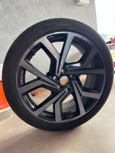Roda Original Virtus Exclusive Aro 18 Diamantado Escuro com Pneu Vulcanizado