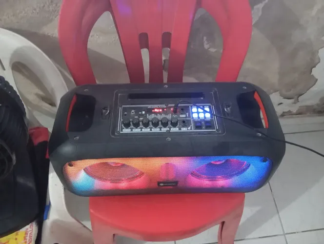 Caixa de som goldentec nova