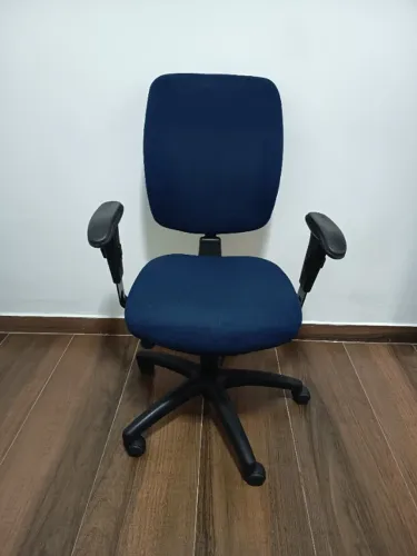 CADEIRA DE ESCRITÓRIO EXECUTIVA GIRATÓRIA AZUL USADA - SOMENTE RETIRADA