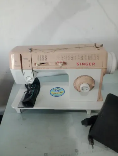 Máquina Singer facilita 43