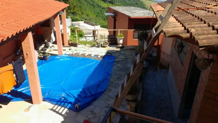 Vende-se ou permuta-se casa com piscina no bairro Glória, Zona sul de Poa.