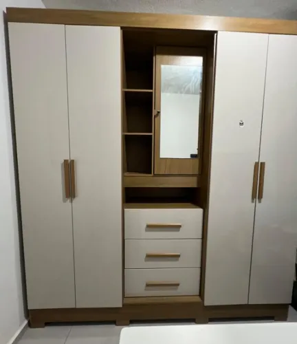 Guarda-roupa 4 portas e 3 gavetas