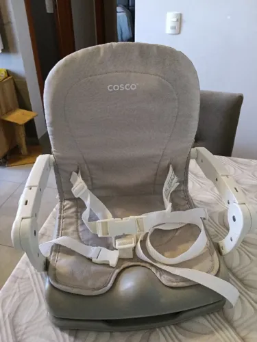 Cadeirinha de alimentação Cosco, completa