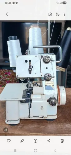 Vendo uma máquina overlok..