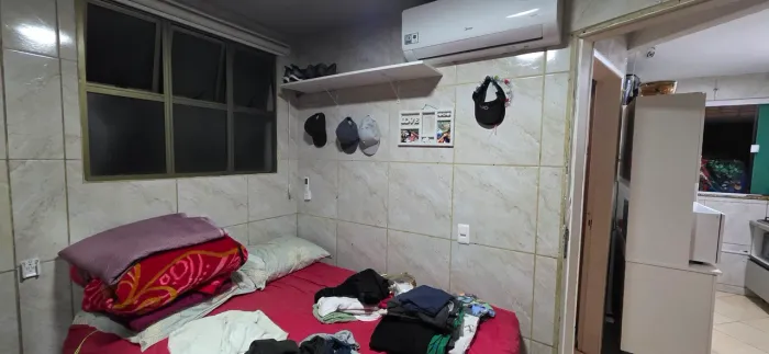 A casa fica próximo mercado creche parquinho