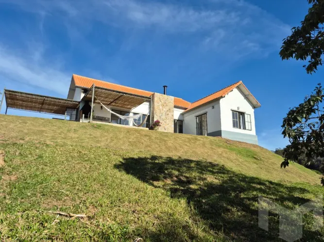 O condomínio é bem estruturado, a localização é tranquila e de grande potencial.