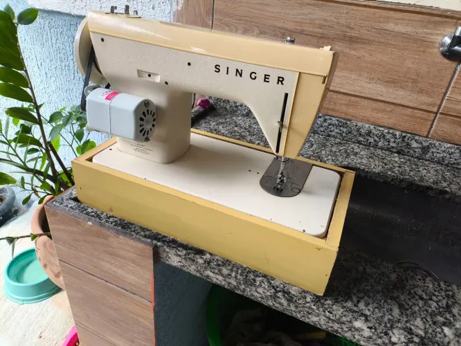 Máquina de costura Singer funcionando perfeitamente