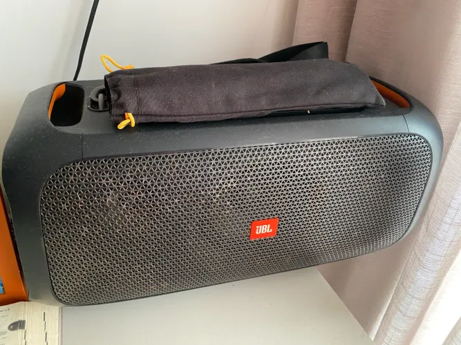 Caixa de som JBL com microfone Bluetooth USB possui a