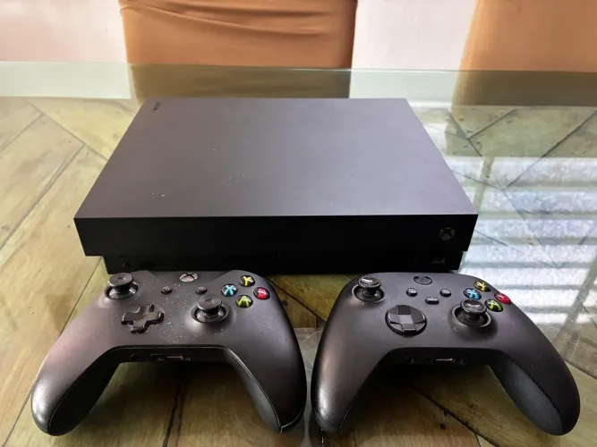 Vende-se  Xbox one x com excelente estado e 2 jogos em mídia física 