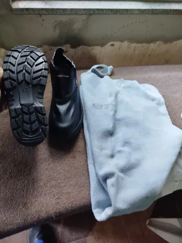 Vendo uma bota cartonn e um avental de couro servi pra soldagem e rosagem. 