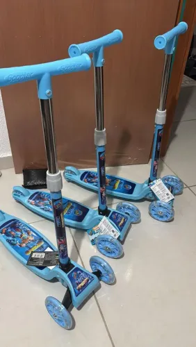 Patinete infantil com luzes nas rodas (retirada no gaisel)do super heróis novo!