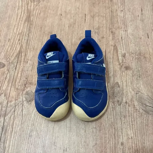 tênis nike infantil na cor azul, tamanho 24.