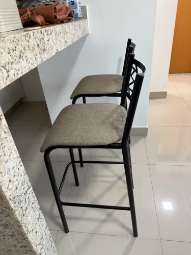 Par de Banquetas Altas Ciplafe Preta Estofada Bege Cozinha Americana