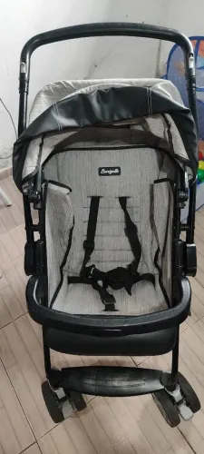 Vendo Carrinho de bebê com bebe conforto.