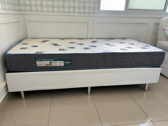 Cama box solteiro em ótimo estado de conservação com colchão Ortobom D33 selado 