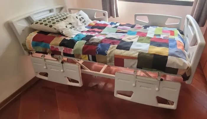 Cama Hospitalar Manual 3 Manivelas com Colchão - Excelente Estado
