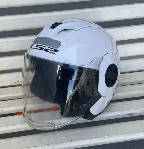 Capacete Ls2 com capa de proteção