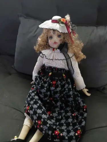 Boneca de porcelana pintada a mão