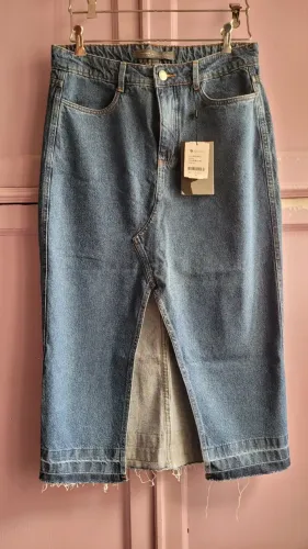 Saia jeans midi com fenda