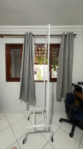 Suporte para gaiola criadeira.