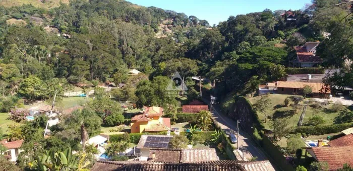 Luxuosa Casa Triplex em Condomínio com Infraestrutura Completa em Itaipava!