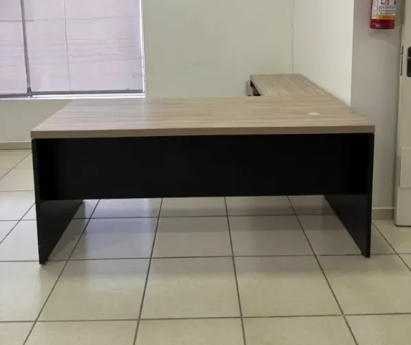 Mesa Diretoria em L 1,80 x 0,88 c/ gaveteiro.