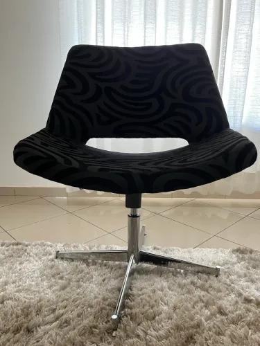 Poltrona giratória alto padrão preta 