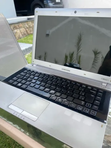 Notebook e carregador