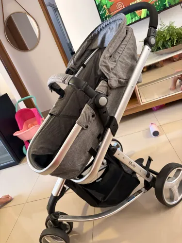 Carrinho de bebê + bebê conforto com base