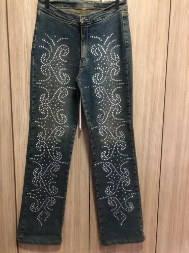 Vende se calça jeans com estrass número 42 em perfeito estado