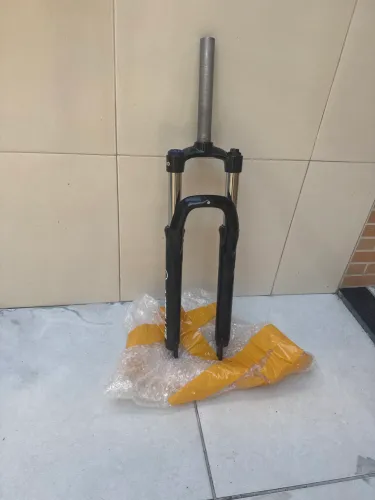Suspensão mtb  aro 29 100mm de curso com trava no ombro e ajuste de preload 