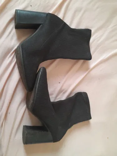 Vendo bota preta, cano de tecido.