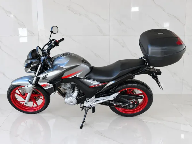 Moto SEMI NOVA, SEM QUEDA OU SINISTRO, ÚNICO DONO.